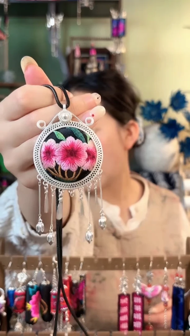 彩云南阁非遗老绣饰品661*