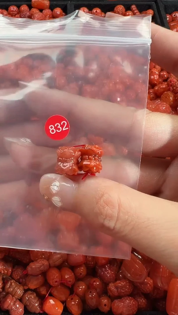 颈饰未镶嵌南红玛瑙1