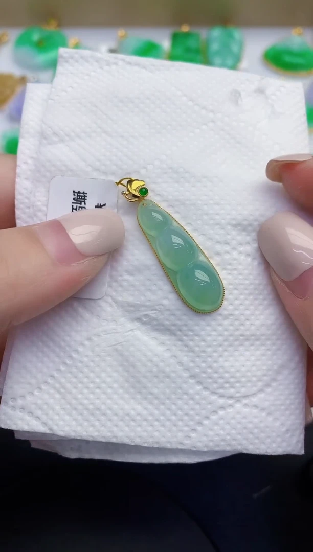 颈饰18K金镶嵌翡翠缅甸天然翡翠A货
