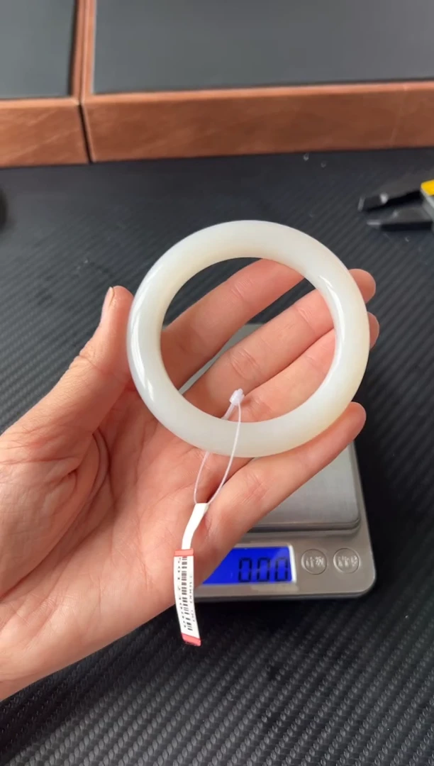 和田玉手镯未镶嵌黑山微色差54+