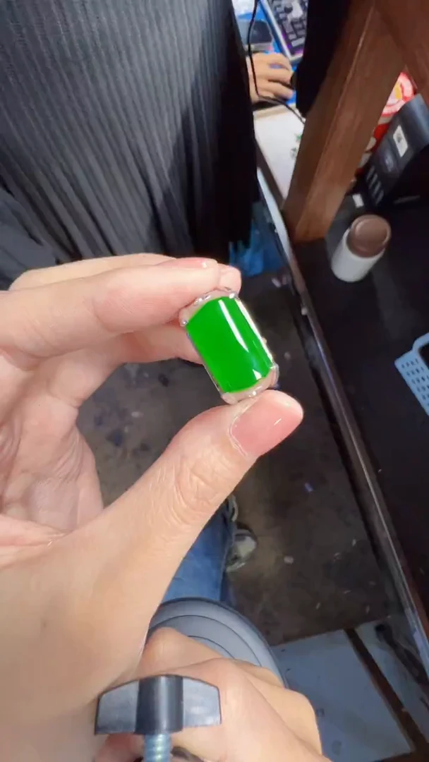 未镶嵌定制翡翠翡翠A货有轻微色差属于正常现象，戒指多样性发货1