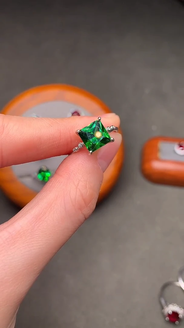 银S925镶嵌透辉石戒指·······