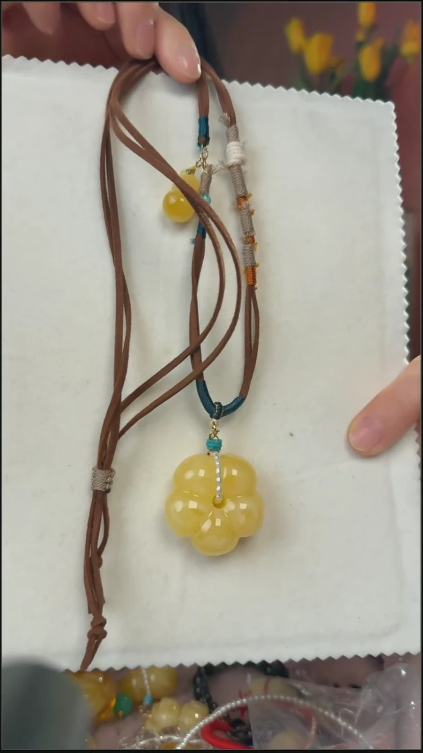 【闪购商品】蜜蜡吊坠(不含链)18K金镶嵌天然蜜蜡小花吊坠赠编绳