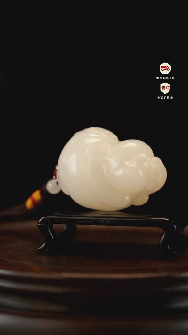 云南石荔枝白雕刻：纳福飞猪手把件摆件