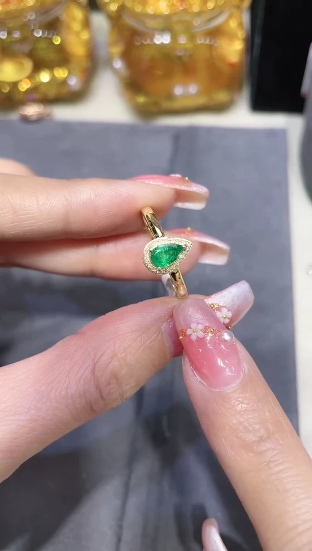 18K金镶嵌祖母绿戒指水滴