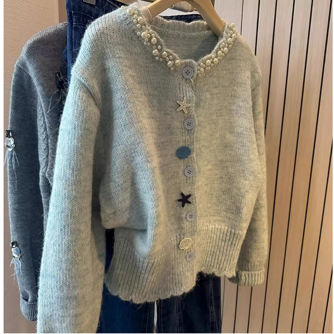 2025年秋冬重工海洋贝壳扣毛衣浅蓝色圆领烫钻设计小众针织开衫女
