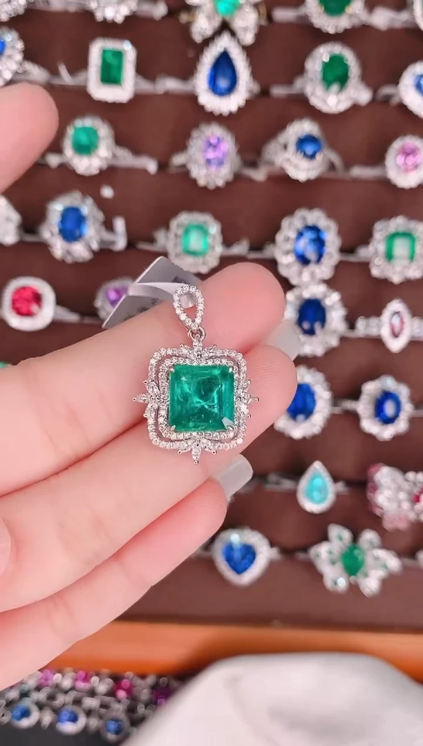 【闪购商品】祖母绿18K金吊坠18K金镶嵌3.68克拉