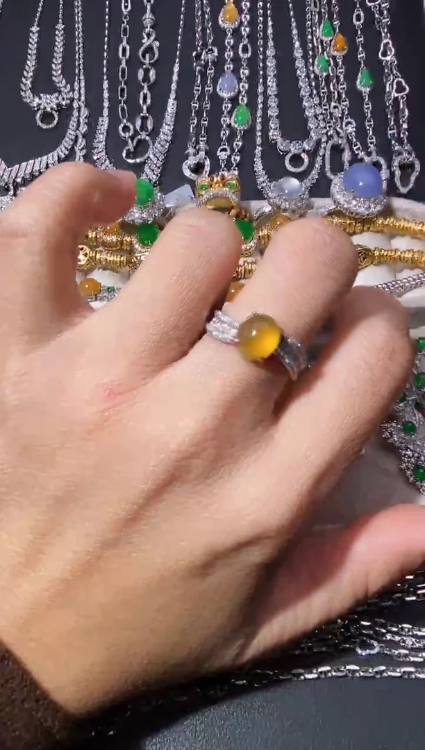 18K金镶嵌戒指翡翠戒指