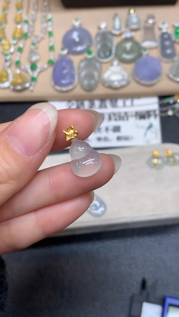 颈饰18K金镶嵌翡翠葫芦【无服务费