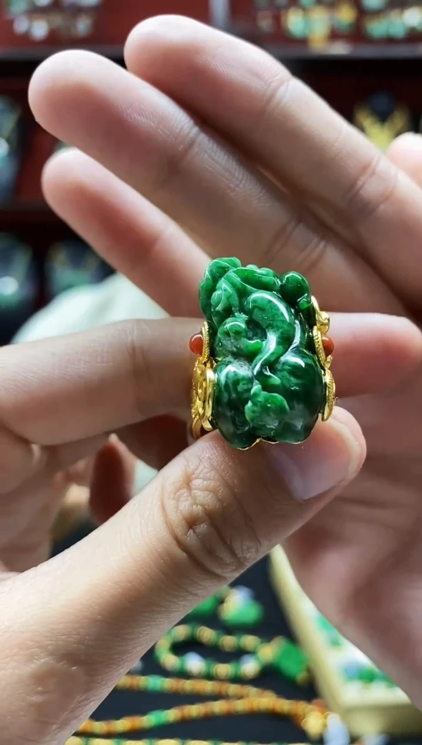 颈饰未镶嵌翡翠戒指