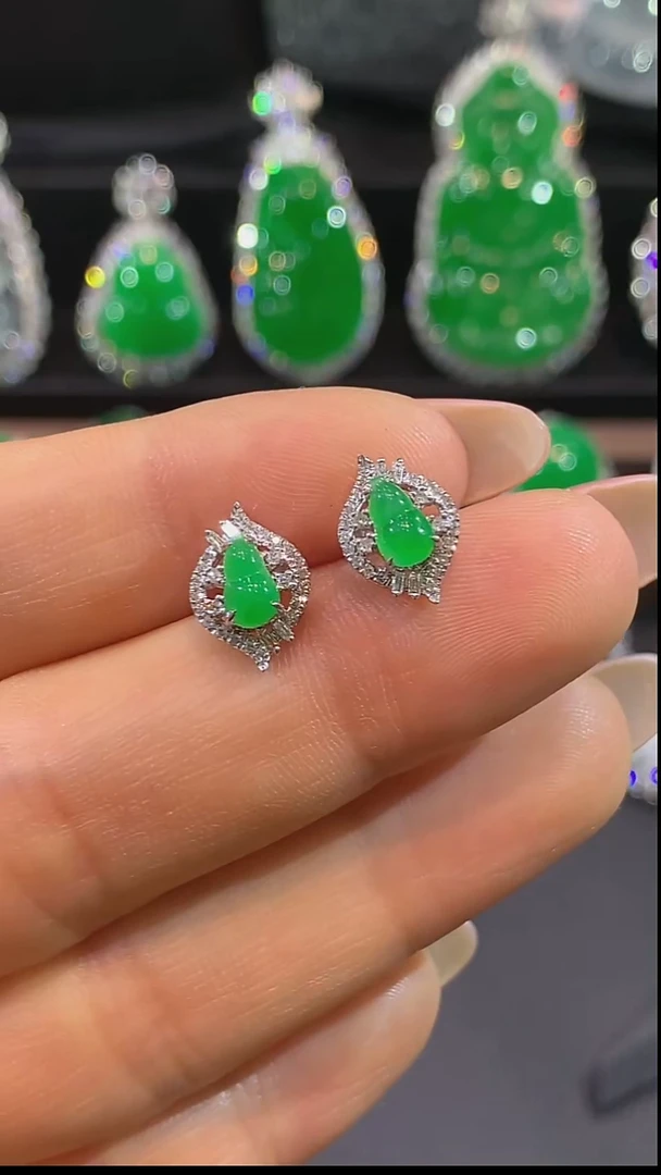 18K金镶嵌翡翠耳饰耳钉