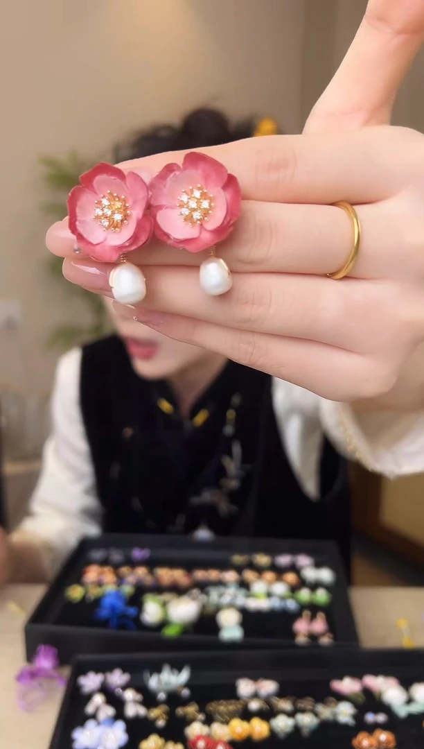 刺绣粉色石榴花绒花耳钉