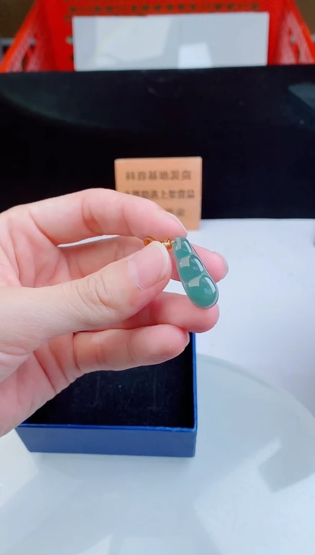 颈饰未镶嵌翡翠