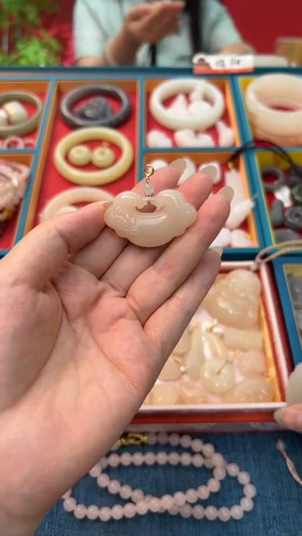 和田玉未镶嵌颈饰红藕粉大号如意锁