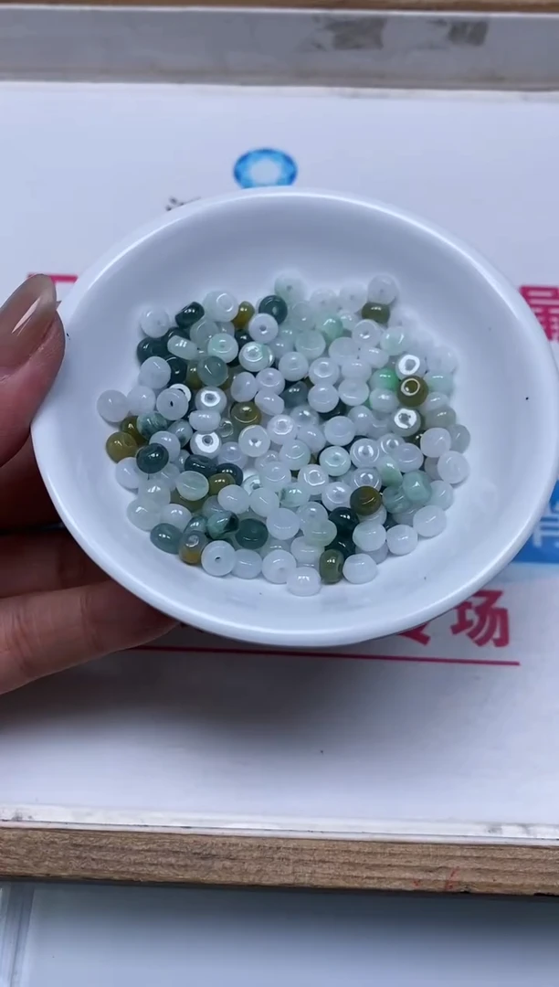 翡翠散珠未镶嵌M531翡翠飘绿3*6mm30个12元