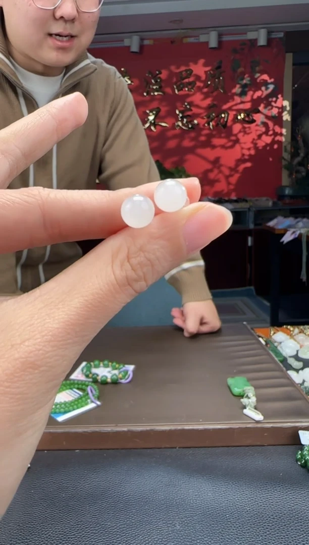 18K金镶嵌和田玉耳饰白玉耳钉