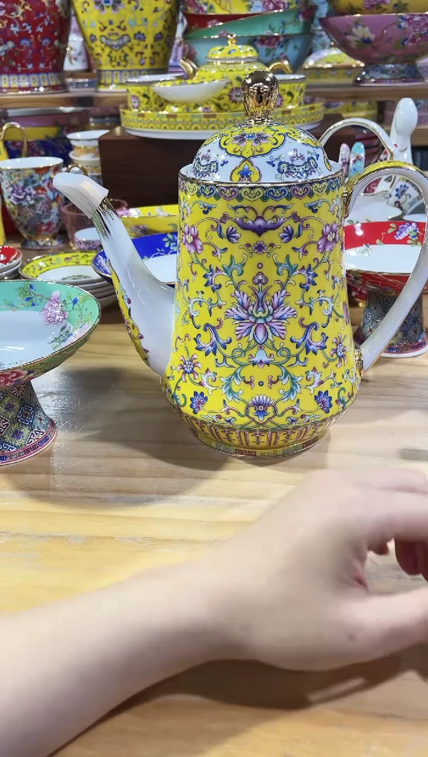 瓷片景德镇珐琅彩缠枝莲茶壶