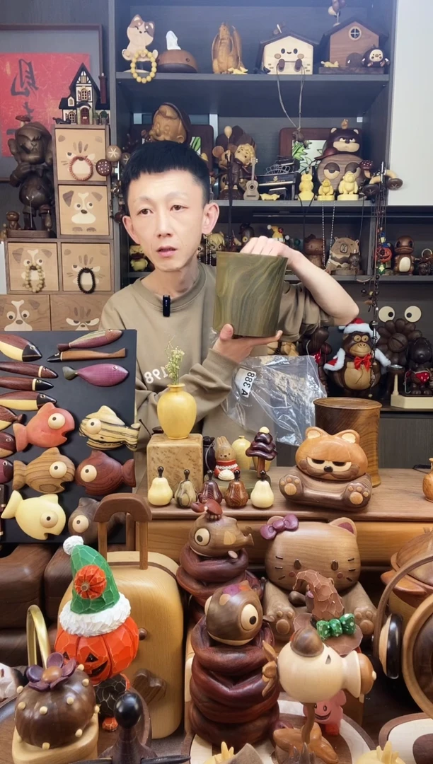 木～***～绿檀笔筒