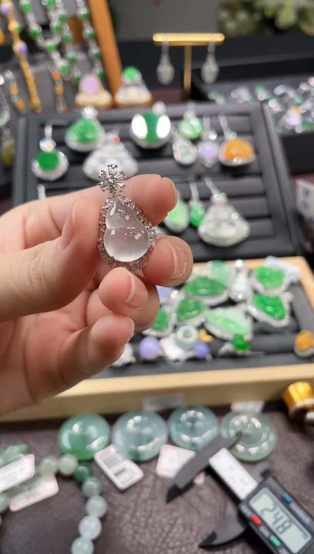 18K金镶嵌挂件翡翠YL01010-48