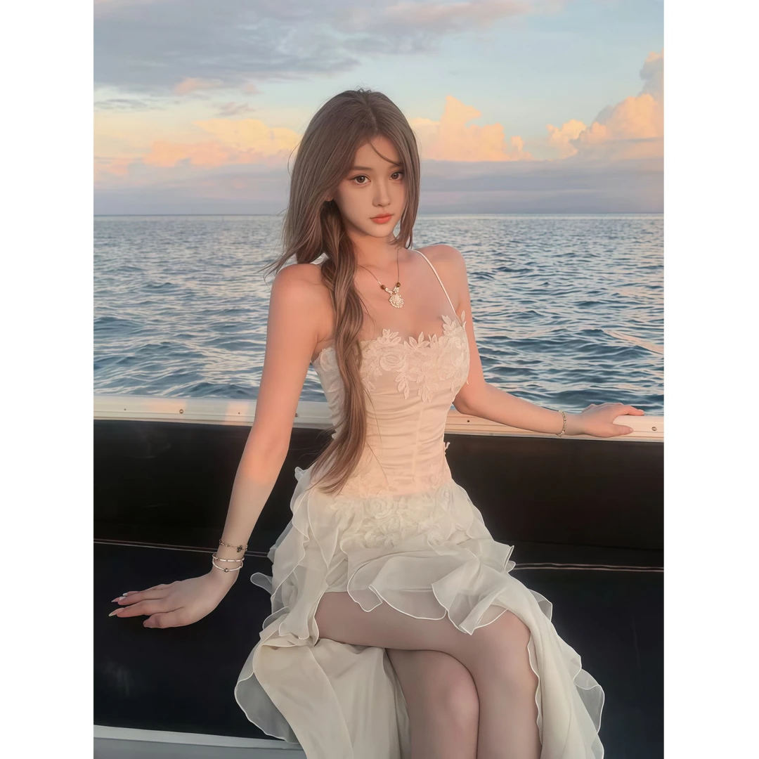 2025春季新款ins设计感性感网纱拼接花朵度假风高开叉吊带连衣裙