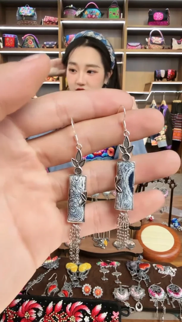 【闪购商品】织绣257蒙阿苏苗绣传承