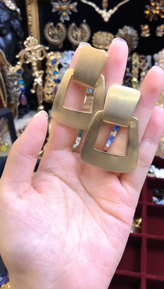 中古饰品 默认微瑕 N退换(货品总金额：145元，运费不退)