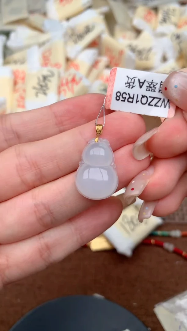 18K金镶嵌挂件翡翠当*一1