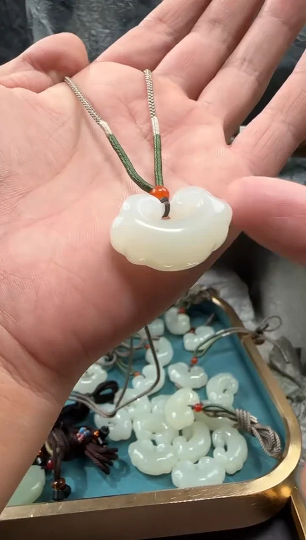 颈饰未镶嵌和田玉吊坠