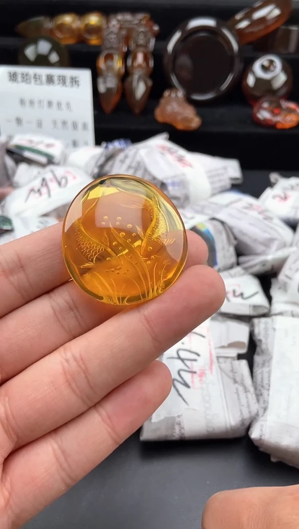 【闪购商品】琥珀颈饰未镶嵌阴雕连年有鱼吊坠