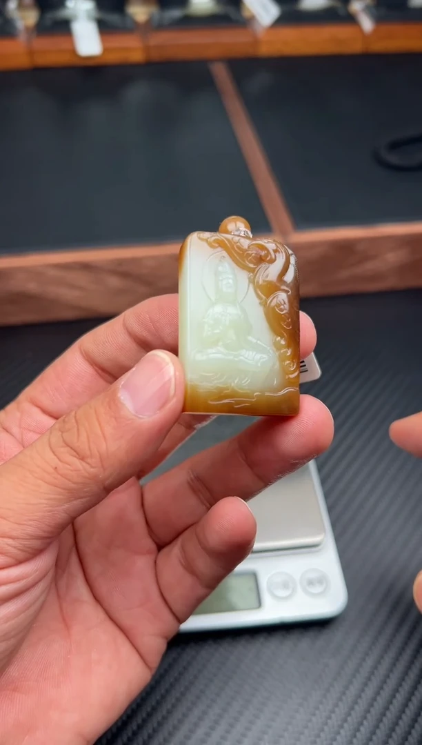 吊坠(赠链)未镶嵌和田玉若羌微色差