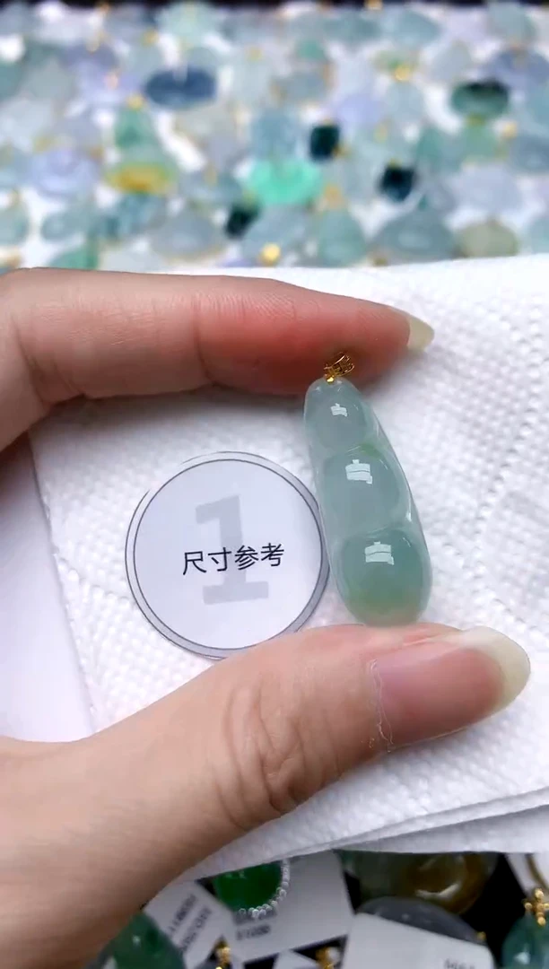 颈饰18K金镶嵌翡翠天然A货翡翠
