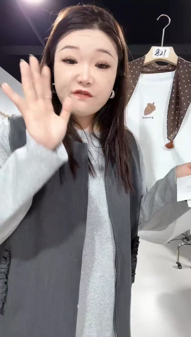 821-白色长袖加围巾··