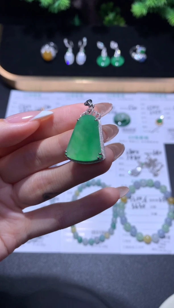 18K金镶嵌挂件翡翠48小时鉴赏期 退货不扣服务费