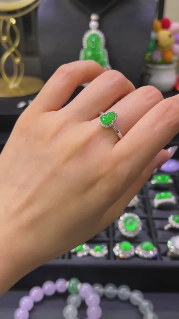 18K金镶嵌戒指翡翠戒指