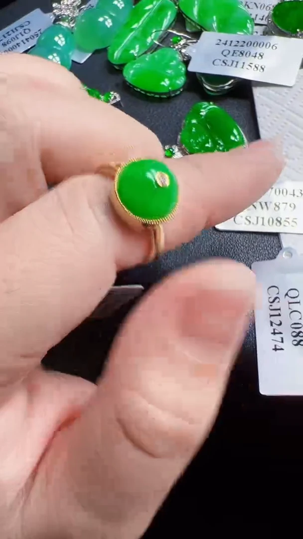 颈饰18K金镶嵌翡翠戒指