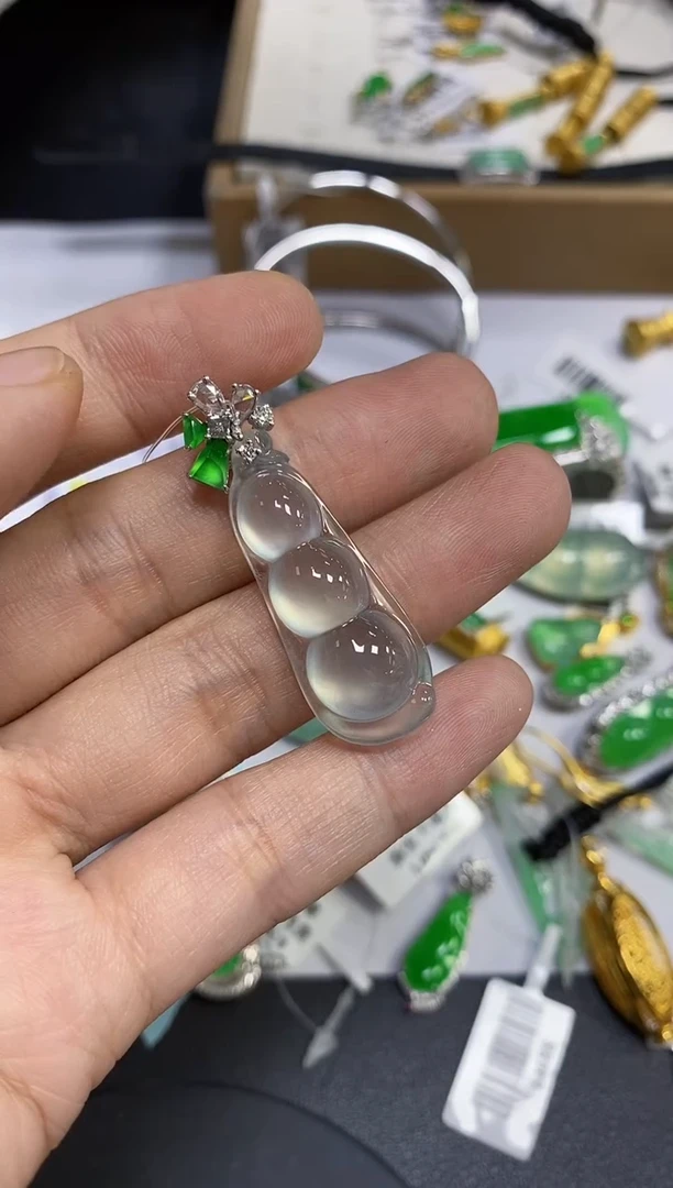 颈饰18K金镶嵌翡翠燕*颈饰 18K金镶嵌