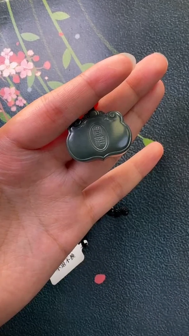 和田玉未镶嵌颈饰吊坠