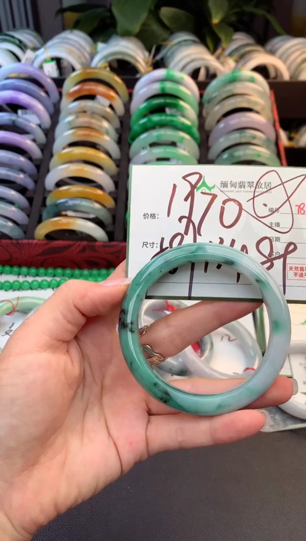 未镶嵌定制翡翠毛货需精细抛光+多人