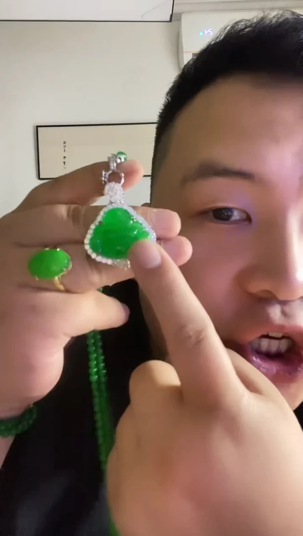 翡翠未镶嵌颈饰佛公256