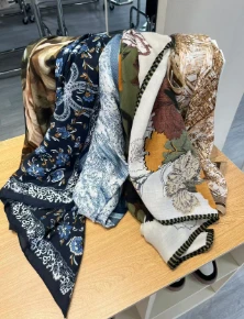 高品质桑蚕丝丝巾一条 颜色随机