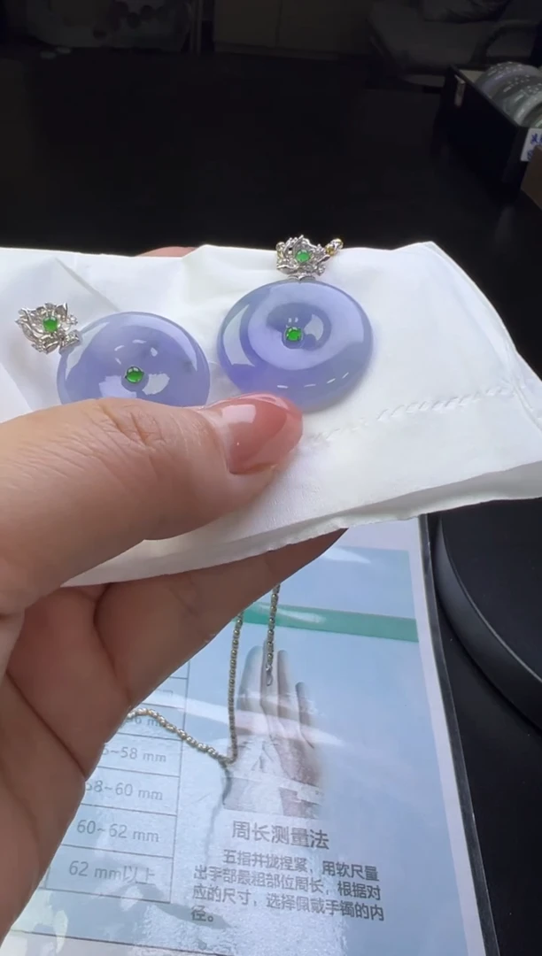 颈饰18K金镶嵌翡翠多样性发1件