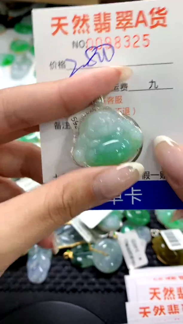 翡翠18K金镶嵌颈饰1111111111111111