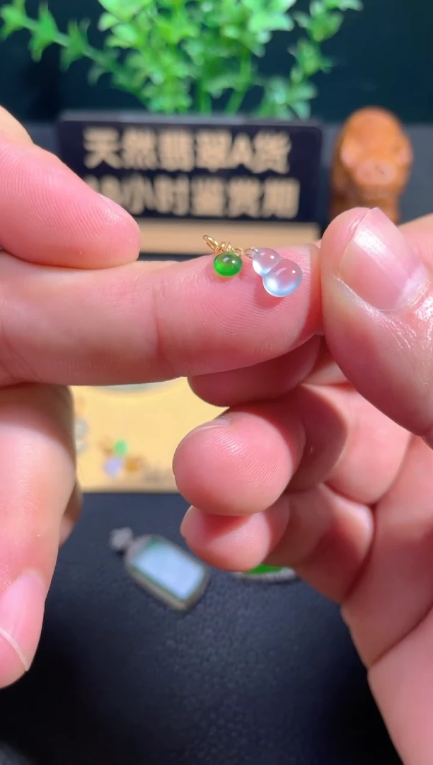 颈饰18K金镶嵌翡翠翡翠