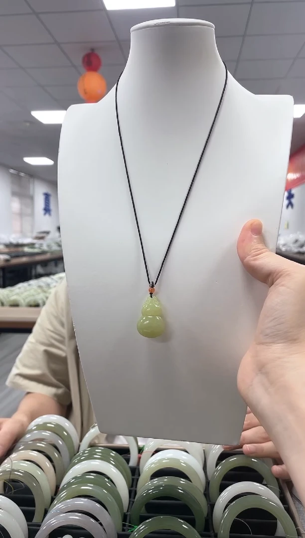 和田玉未镶嵌颈饰黄玉葫芦吊坠一件