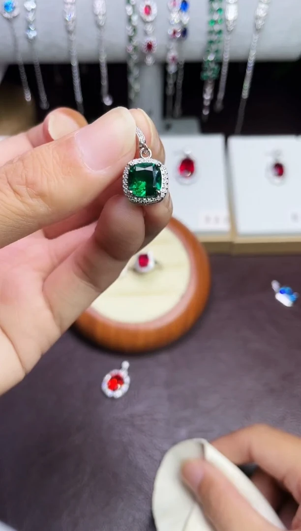 合金颈饰合成钻石绿宝吊坠