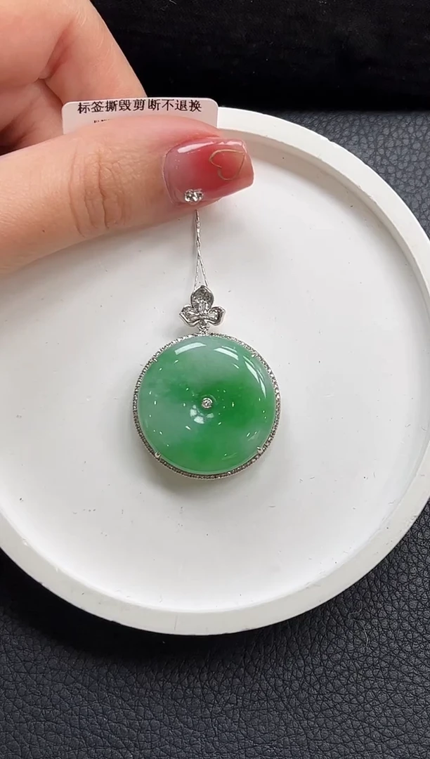 【闪购商品】翡翠颈饰18K金镶嵌平安扣