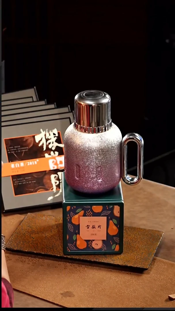 2018年老白茶寿眉茶饼7饼雪梨1罐器钛机械壶粉1个