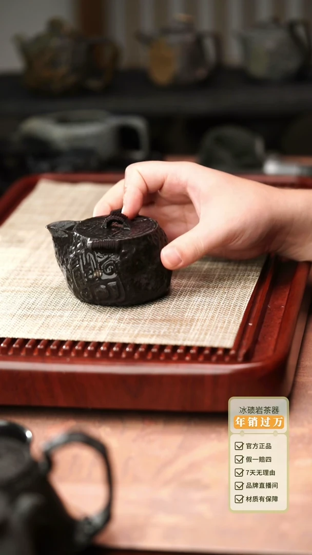 中式归玉堂冰碛岩重工雕刻饕餮拍宝瓶200cc