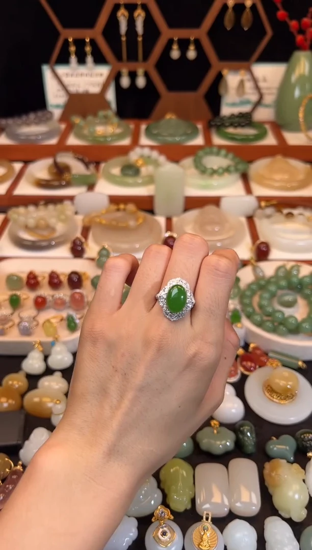 18K金镶嵌戒指和田玉精品