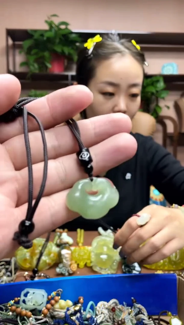 未镶嵌岫玉吊坠`1
